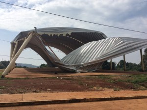 Un domo de Mecayapan que costó más de 2 millones de pesos, se vino abajo luego de un viento. 