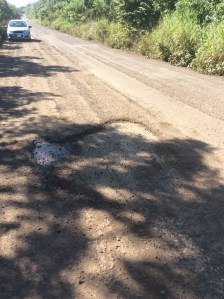 La Carretera Pajapan-Tatahuicapan ya presenta baches y hoyancos, en menos de 6 meses de haber sido entregada.