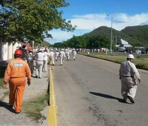 Trabajadores evacuando la zona.