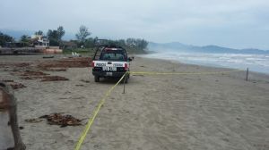 Ambos jóvenes fueron arrastrados por la fuerte corriente del mar.
