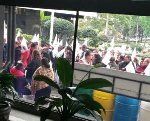 Habitantes de Cosoleacaque y Zaragoza en la Secretaría de Finanzas.