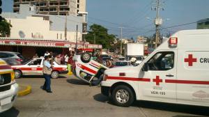 Así quedó el taxi. Volcado.
