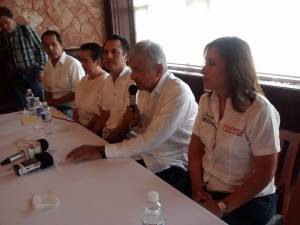 Andrés Manuel López Obrador con los diputados federales de MORENA en Veracruz.