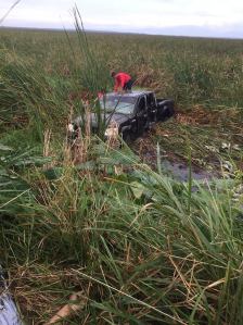 Un conductor de la camioneta negra se fue hacia el pantano, muere en el choque y ahogado en el pantano.