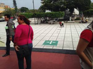 El punto de reunión en caso de sismo era en el Parque, pero todos se refugiaron en el estacionamiento.