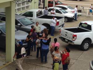 Mucha gente en vez de ir al Parque Independencia, se fue a refugiar en los bajos del palacio municipal.