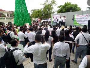 Maestros se manifestan en Nanchital.