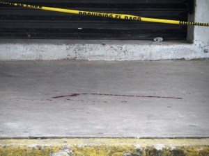 El pavimento quedó teñido de sangre.