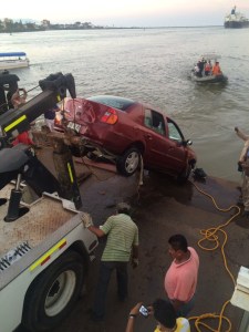 Sacan el carro accidentado, desde el fondo del lecho marino.