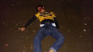 Uno de los muertos quedó tirado al costado del camino.