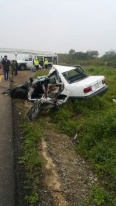 El vehículo quedó completamente destrozado, a un costado de la carretera.
