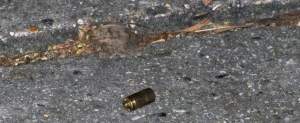 Los casquillos de bala, desperdigados en el suelo.