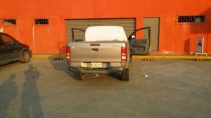 La camioneta donde viajaba, quedó ahí varada en el estacionamiento de El Naranjito.