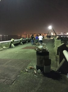 Está completamente sucio el Paseo de Las Escolleras; el Ayuntamiento no otorga servicio de limpieza ni recolección.