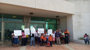 Se manifestan enfrente de los magistrados del Palacio de Justicia Federal.