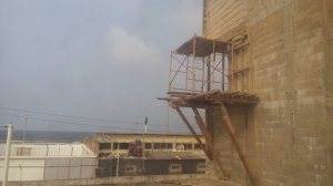 Suspenden trabajos del sector construcción ante fuerte temblor en Coatzacoalcos.