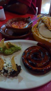 Puedes ordenar un exquisito queso fundido, con la chistorra. Es de la casa, exclusivo sabor.