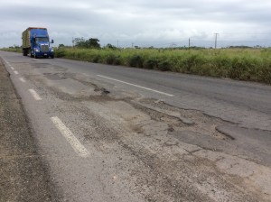 Está llena de baches actualmente la carretera Coatzacoalcos-Minatitlán.