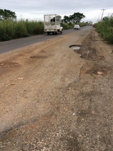 La carretera Coatzacoalcos - Minatitlán está llena de baches.