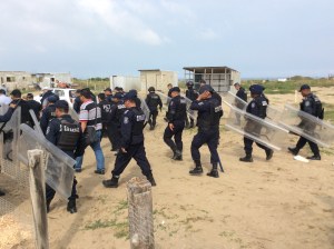 Más de 200 familias fueron desalojadas esta mañana en el predio Los Almendros.