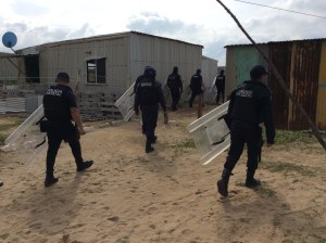 Alrededor de 400 policías estatales exhortaban a la gente que desocuparan el predio.