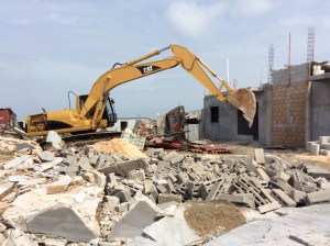 Destruyeron todas las casas de lámina y las de concreto.