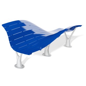 El diseño original de la banca emula el movimiento de las olas marinas.