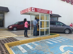 Ya no deben cobrar; solo a los que no consuman en la plaza no tendrán derecho a estacionamiento gratuito con la nueva Ley.