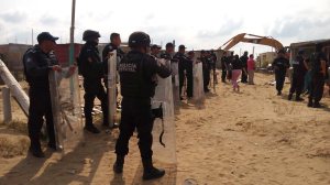 Policías vigilaban que ningún colono irregular interrumpiera los destrozos de las casas.