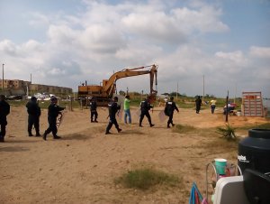 La maquinaria arrasó con todas las viviendas de lámina.