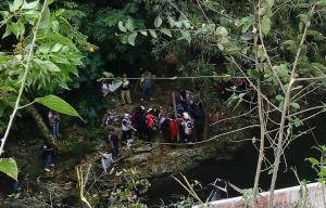 POR LO MENOS, 15 muertos.