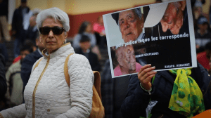 LOS PENSIONADOS que fueron agredidos el pasado 23 de diciembre, nuevamente se manifestaron en Xalapa.
