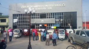 Está tomado el palacio municipal; exigen que se les devuelva 3 vehpiculos de los llamados mototaxis.
