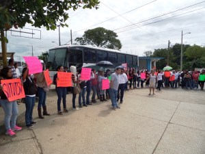 Foto.- Sindicato de maestros al servicio de la universidad tecnológica bloquearon el crucero causando un severo caos.