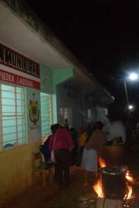 No los dejan irse hasta que se cumpla el compromiso de obras de infraestructura para Tatahuicapan.