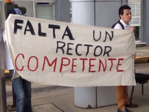 Se quejan de su rector, tomaron las casetas.