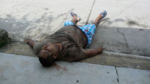 Le dispararon en su negocio, pero alcanzó a pedir ayuda hasta la acera de enfrente donde finalmente falleció por las heridas de arma de fuego.