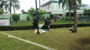 Murió por el frío.