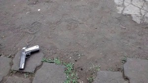 El arma la dejaron tirada.