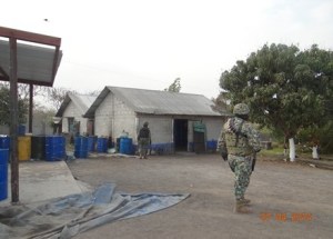 Hallaron el producto petroquímico, en tambos.