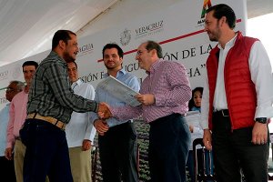 Entregan títulos de concesión a usuarios de aguas nacionales y sostienen encuentro con Consejos de Cuenca de la región Golfo Centro.