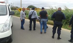 Autoridades ministeriales realizan levantamiento del cadáver, dentro las diligencias para realizar la necropsia por Ley.