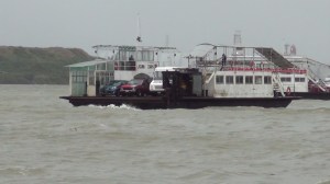 A pesar del norte y lluvia, está abierto el canal de navegación menor en el río Coatzacoalcos. Hay paso de lanchas.