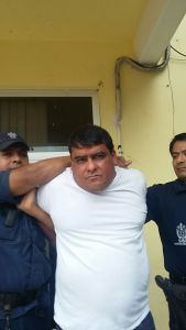 Agarran a jefe de la banda, tras someterlo a golpes.