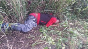 DEJAN EL CUERPO de este joven, ejecutado a balazos, por el portal 7 de los accesos a la Refinería de Minatitlán.