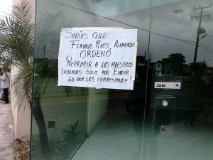 Con pancartas y leyendas de protesta, exigen su destitución.