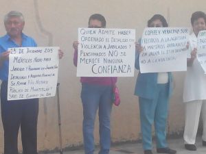 En Minatitlán, se manifestan afuera de la Notaría Pública 9 de Flavino Ríos.