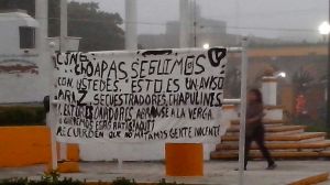 UNA DE LAS MANTAS, fue instalada cerca de la comandancia de la policía municipal.