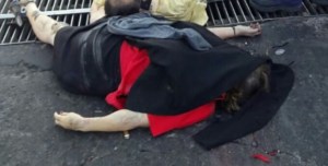 El cuerpo de la señora quedó tendido en el pavimento, ya sin vida.