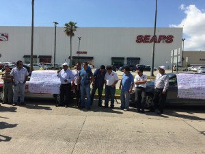 Con pancartas, exigen la gratuidad del estacionamiento de la Plaza Forum.